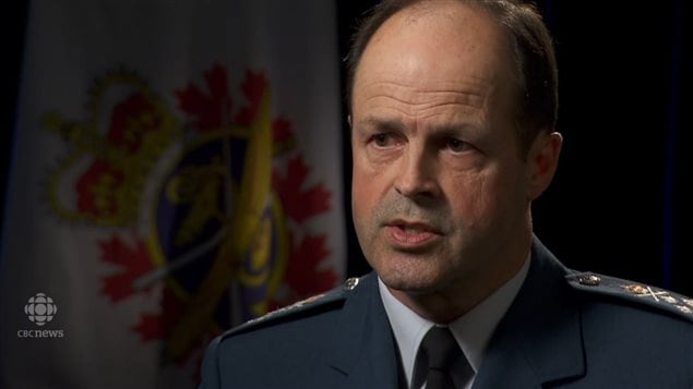 Le chef d'état-major des Forces armées canadiennes, Tom Lawson en entrevue au réseau CBC