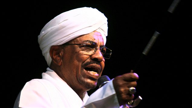 الرئيس السوداني عمر البشير يتحدّث في الخرطوم في 2 حزيران يونيو 2015