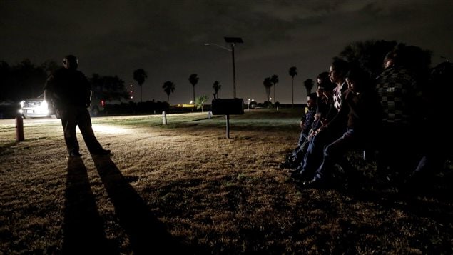 Ilegales centroamericanos detenidos en Grajeno, Texas. 