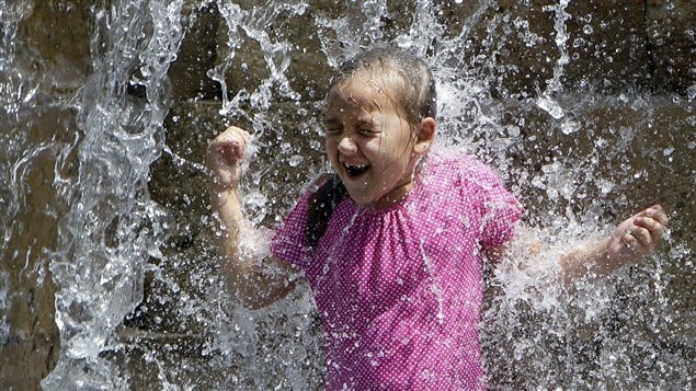 Lucy Wilson se rafraîchit dans une fontaine le 20 juillet 2011. 