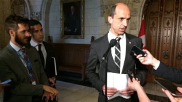وزير الأمن العام الكندي ستيفن بليني يرد على أسئلة الصحافيين حول الهجمات الإلكترونية 