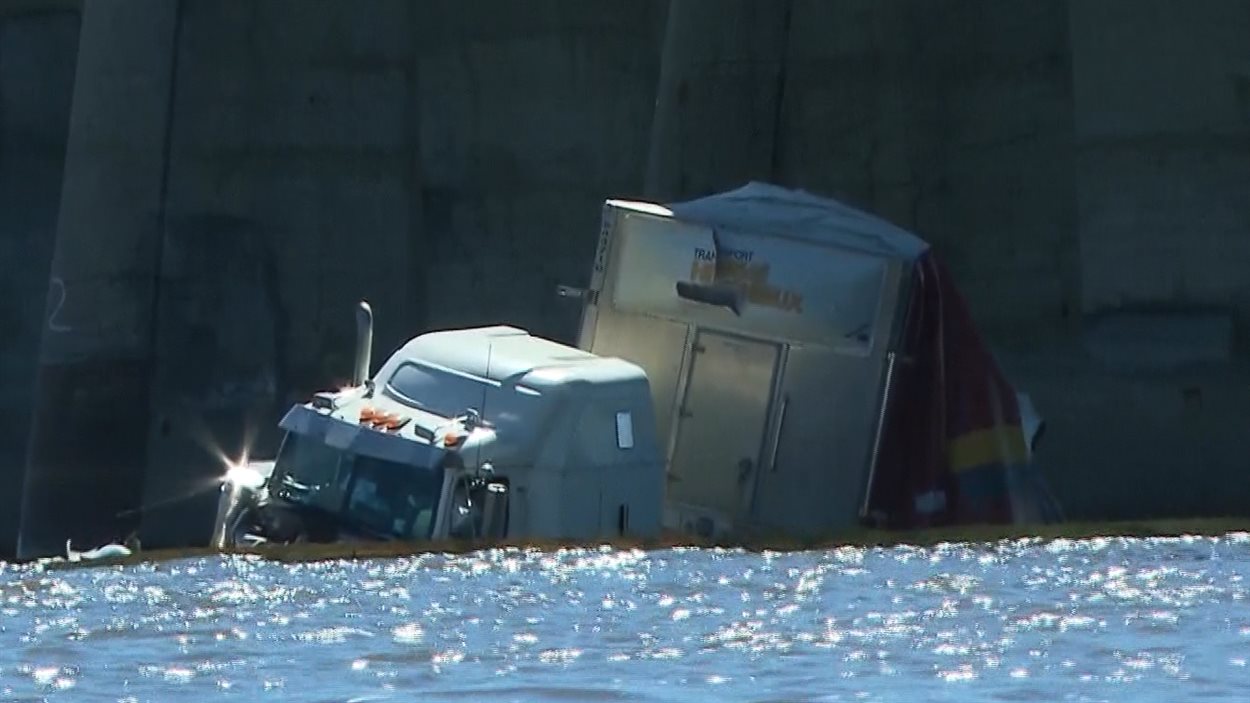 Camion tombé du pont de l Île aux Tourtes 40 tonnes d aluminium à