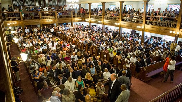 مواطنون من شارلستون يصلون في الكنيسة بعد المجزرة