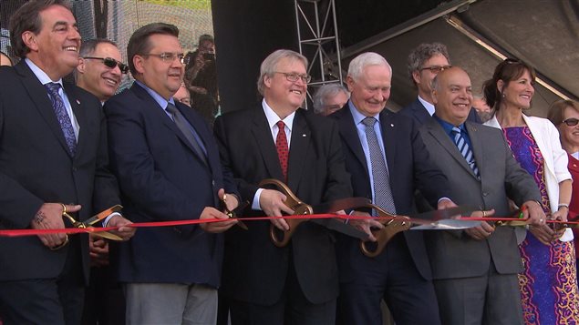 Plusieurs politiciens ont participé à l'inauguration officielle du nouveau CUSM en juin 2015. Plusieurs politiciens ont participé à l'inauguration officielle du nouveau CUSM en juin 2015.