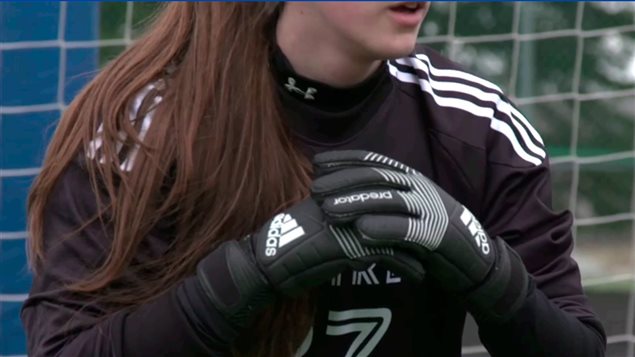 Las jugadoras de fútbol tienen talento, fuerza, estilo y arte en sus piernas. Su técnica y su juego llegan a estar por encima de varios de los jugadores profesionales masculinos. Una exposición que las honora es un reconocimiento a su contribución social y deportiva. 