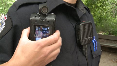 Des policiers d'Edmonton ont porté des caméras sur leurs uniformes pour tester leur utilité l'été dernier. 