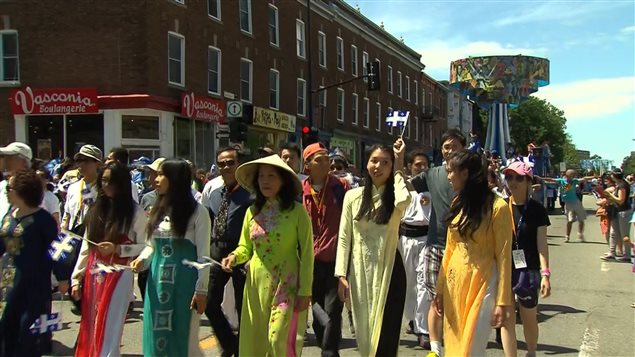 مشاركة من الجالية الفيتنامية في مسيرة العيد الوطني لكيبيك في مونتريال اليوم