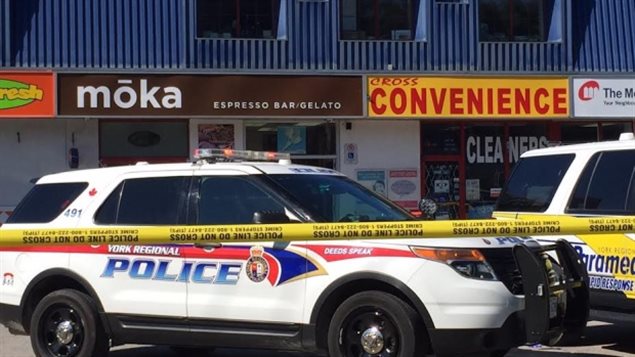 سيارة شرطة وسيارة إسعاف صباح اليوم أمام مقهى "موكا" في فون في أونتاريو بعد حصول الجريمة