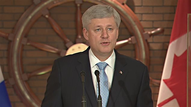 Stephen Harper en conférence de presse à Québec.