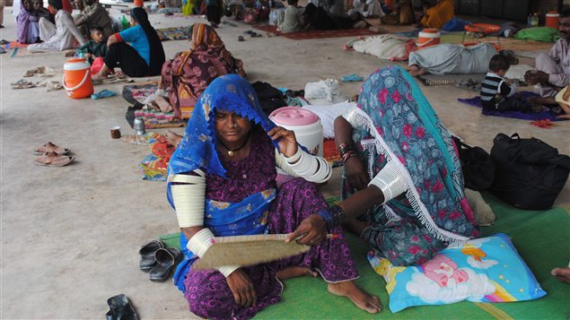 Grupos de personas se refugiaron del sol al exterior de un hospital de la ciudad de Karachi.
