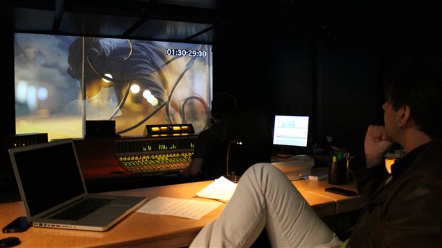 Javier Asencio en plena mezcla en el estudio cinematográfico Audio Zone junto a Mario Brillon. Musicalizar una película es -de una u otra forma- realizarla desde la creación sonora. 
