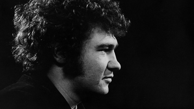 Robert Charlebois en entrevue au <i>Sel de la semaine</i>, le 16 avril 1970 Robert Charlebois en entrevue au <i>Sel de la semaine</i>, le 16 avril 1970