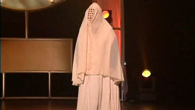 Lise Dion portant la burqa dans son spectacle « Le temps qui court »