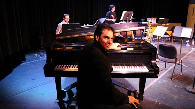 El compositor y orquestador Javier Asencio llegó con una maleta llena de sueños a las tierras canadienses. Hoy, está musicalizando películas y obras de teatro -entre otras- destacandose y convirtiendose en un buen referente.  