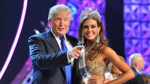 Donald Trump posa con Erin Brady, Miss Estados Unidos 2013.