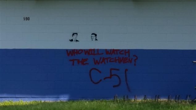 Un grafiti dénonçant le projet de loi C-51 et portant des images de Justin Trudeau et de Stephen Harper est visible sur un mur de la piscine Provencher à Winnipeg, le 26 juin 2015.
