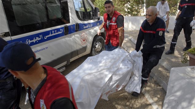 مسعفون في سوسة ينقلون جثة أحد السياح الذين سقطوا في الهجوم المسلح على أحد فنادق المدينة اليوم