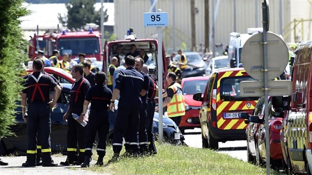 Policìas y bomberos cerca de la entrada de la fàbrica Air Products en Saint-Quintin-Fallavier cerca de Lyon