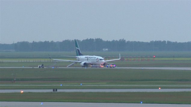 Six personnes ont subi des blessures lors de l'évacuation d'urgence à Winnipeg d'un avion de WestJet détourné lundi soir en raison d'une « menace »