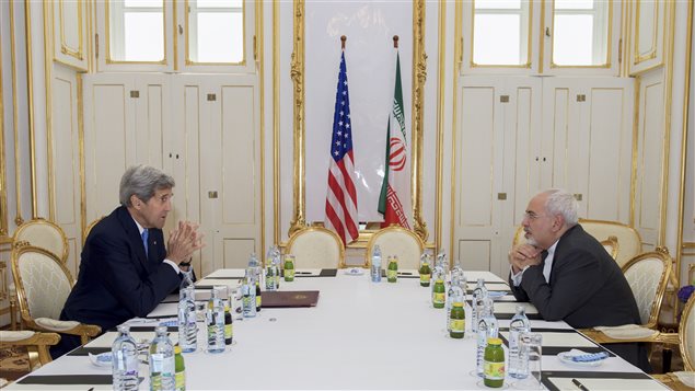 وزير الخارجيّة الأميركي جون كيري (إلى اليسار) ونظيره الايراني محمّد جواد ظريف في فيينّا
