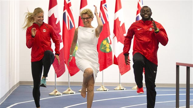 La première ministre Kathleen Wynne, en compagnie de coureurs qui participeront aux Jeux panam.