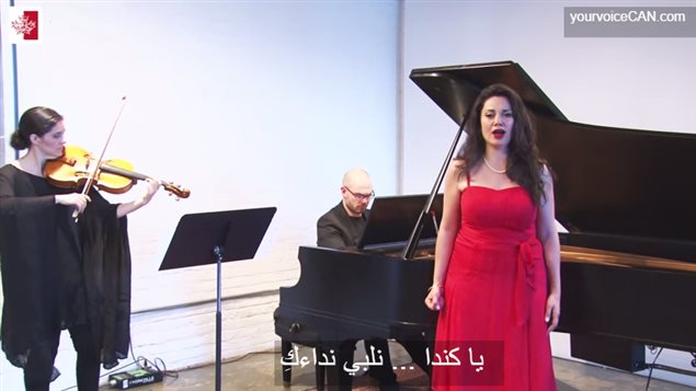 مغنية السوبرانو ميريام خليل تؤدي النشيد الوطني الكندي باللغات الثلاث، برفقة كارول غيمبل على الكمان وكريستوفر موكرزفسكي على البيانو