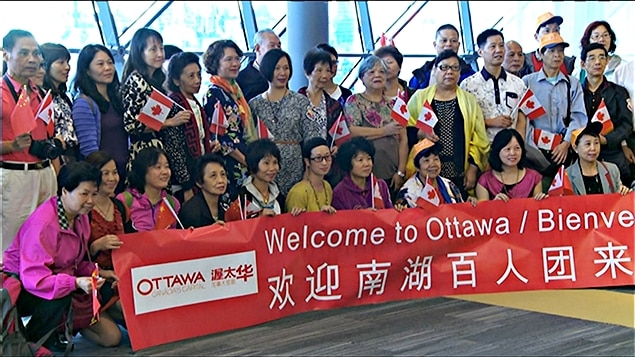 Une cinquantaine de touristes chinois ont été accueillis à Ottawa, en prévision de la fête du Canada. (30-06-15)