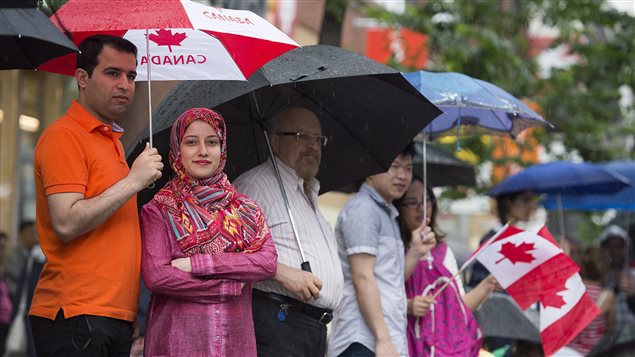 Canadienses participan en las celebraciones del 1 de julio