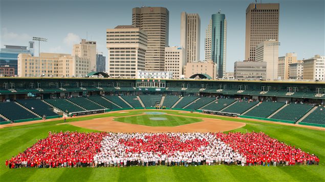 Le plus grand drapeau vivant de la fête du Canada était à Winnipeg en 2015.