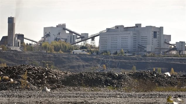 Production of asbestos stopped at Canada’s last asbestos mine in 2011. A member of Parliament says it was “cowardly” of the Canadian government to wait until afterwards to change its health warnings about the carcinogen.
