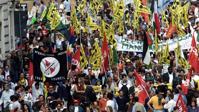 متظاهرون ضد العولمة جاؤوا إلى العاصمة الايطاليّة روما من دول اوروبا وافريفيا واميركا اللاتينيّة في 8 حزيران يونيو 2002