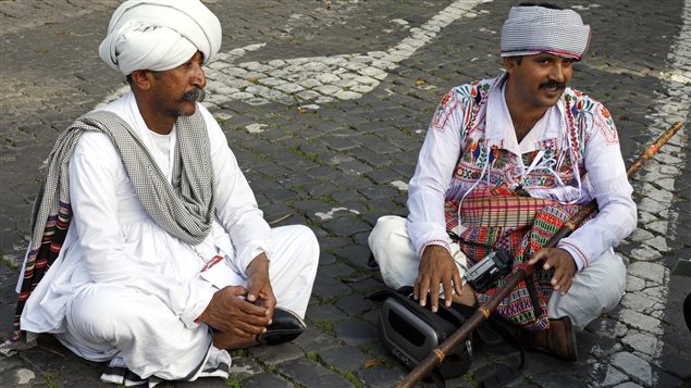 ناشطان هنديّان يحتجّان ضدّ الفقر أمام مقرّ منظّمة الأغذية والزراعة الدوليّة الفاو في روما في -8-011-2009 قبيل موعد انعقاد القمّة العالميّة لمكافحة الفقر