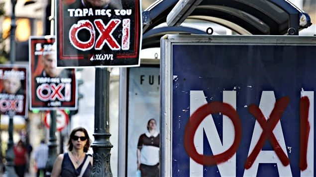 Des pancartes du oui (nai) et du non (oxi) à Athènes