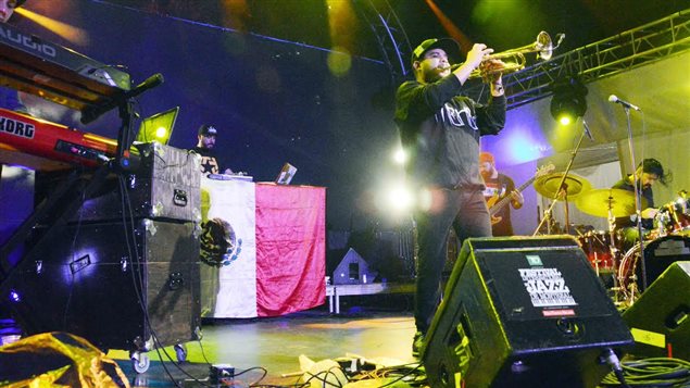 Chay, trompetista de Troker, en plena presentación ante el público canadiense y los turistas asistentes al Festival de Jazz de Montreal.