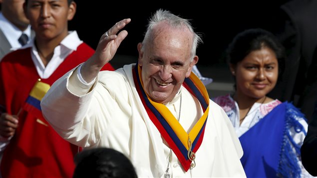 El Papa Francisco a su llegada a Quito, Ecuador. En ese país el pontífice comeinza un gira que también lo llevará a Bolivia y Paraguay. 