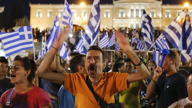 مواطنون يونانيّون يحتفلون ف امام مقرّ البرلمان في أثينا فور صدور نتائج الاستفتاء 