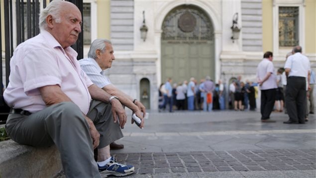 طوابير الانتظار الطويلة أمام شبابيك الصرّاف الآلي بعد الاستفتاء حول خطّة التقشّف التي فرضها الدائنون على اليونان