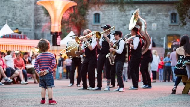 The 36th edition of Montreal's International Jazz festival ended last night. The largest in the world according to Guiness, presents something for everyone as this young fan illustrates, before a Dixieland band entertaining on the site.