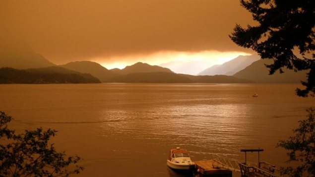 دخان حرائق الغابات يخيم فوق خليج هاو (Howe Sound) شمال غرب فانكوفر في بريتيش كولومبيا