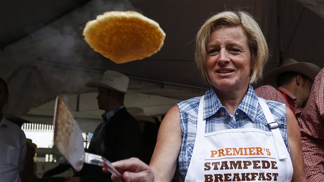Rachel Notley prépare des crêpes lors du déjeuner annuel du Stampede de Calgary.