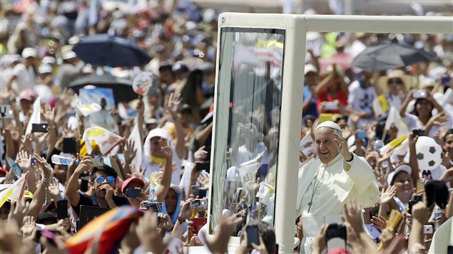 El Papa Francisco rodeado de miles de fieles entusiasmados por su visita a Ecuador.  