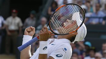 Vasek Pospisil is not a man to hide his emotions. Certainly not this week. We see him from his left side. He is leaning back, celebrating under a white baseball cap with the racket partially covering the left side of his face.
