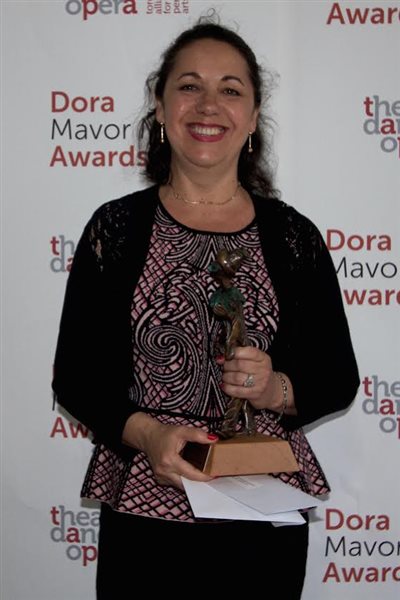 Beatriz Pizano con su premio Dora Mavor Moore 2015 como mejor actriz.