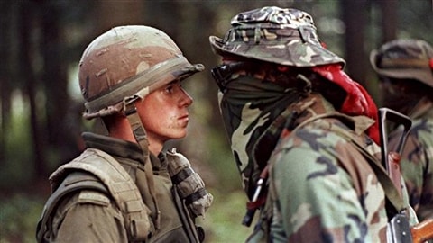 Une des images les plus marquantes de la crise d’Oka, prise le 1er septembre 1990. Le soldat Patrick Cloutier était resté stoïque devant les invectives du Warrior Brad Larocque, surnommé « Freddy Krueger ».