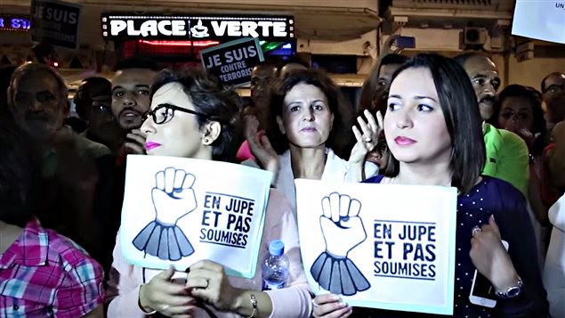 Mujeres manifestando para denunciar el arresto de dos jóvenes por portar faldas