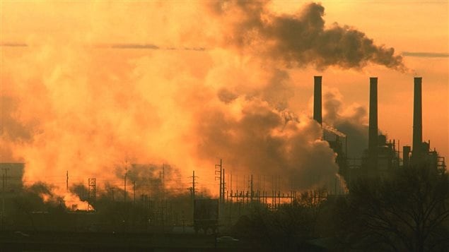 Des cheminées industrielles polluantes
