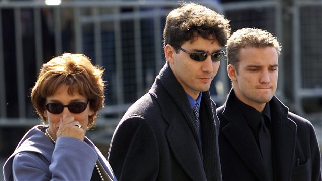 Margaret Trudeau et sus hijos, Justin y Alexandre, llegando a la Colina Parlementaria donde el primer ministro Pierre Elliot Trudeau se encuentra en capilla ardiente el 30 de septiembre 2000. 