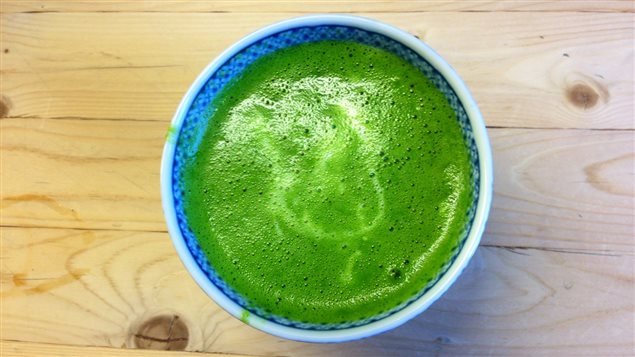 Soupe à l'ortie à partir de la recette de Caroline Dumas Soupe à l'ortie à partir de la recette de Caroline Dumas