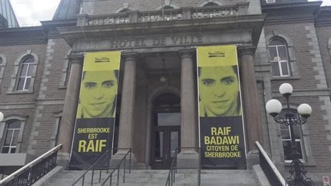 En juillet dernier, l'hôtel de ville de Sherbrooke où habite la famille du blogueur hissait deux banderoles : «Sherbrooke est Raif» et Raif Badawi, citoyen de Sherbrooke ».