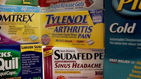 L'analgésique acétaminophène est un ingrédient médicinal dans plus de 470 produits, y compris de nombreux produits vendus sans prescription comme le Tylenol et des médicaments contre les allergies et les rhumes.